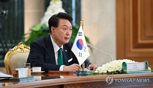 투르크메니스탄을 국빈 방문한 윤석열 대통령이 10일 오후(현지시간) 투르크메니스탄 아시가바트 대통령궁에서 열린 세르다르 베르디무하메도프 투르크메니스탄 대통령과의 한·투르크메니스탄 확대회담에서 발언하고 있다. 연합뉴스